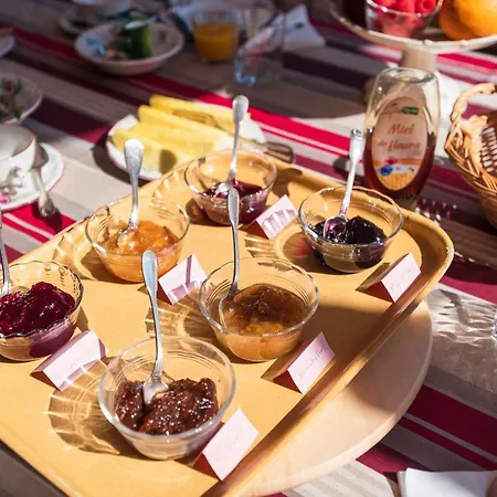 לינה וארוחת בוקר Aita 3*