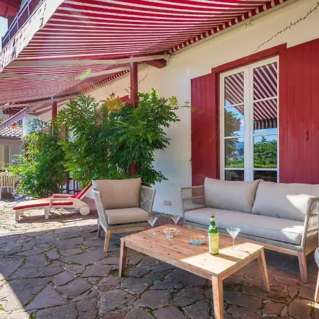 לינה וארוחת בוקר Aita 3*